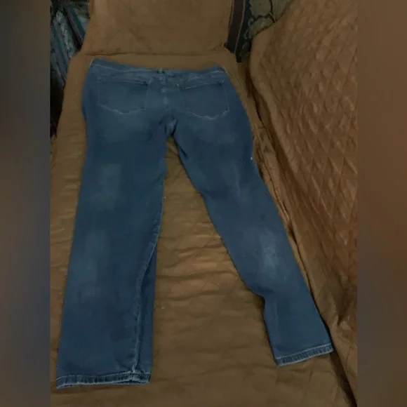 Cute embroidered Old Navy jeans - Picture 3 of 4